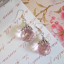 BO Rose Iris&eacute; avec des pendentifs ronds facett&eacute;s en verre de boh&egrave;me rose, coupelles argent&eacute;es et crochets en Argent 925/1000